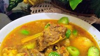 Mantap, pindang daging yang satu ini bukan hanya berisi potongan daging sapi saja tapi juga ada petainya. Nyam! Aroma semerbak kuah pindang berpadu dengan aroma petai. Foto : instagram @suharlyylily
