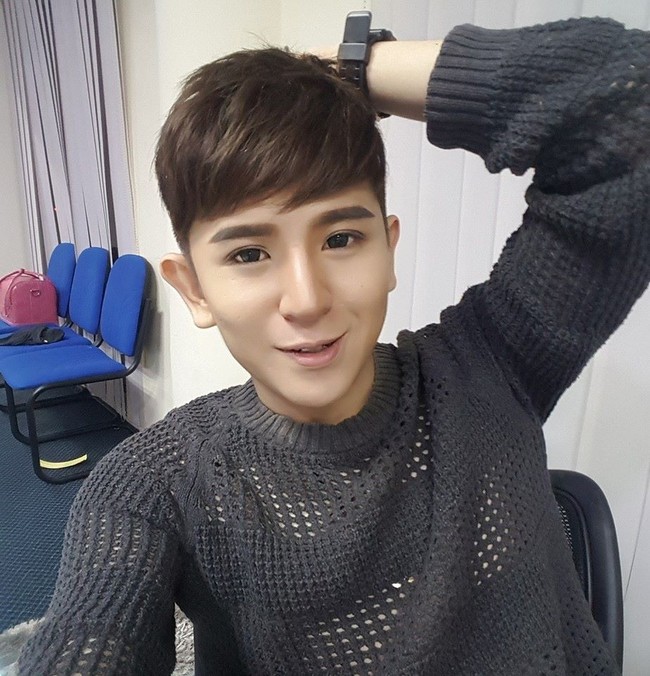 Selain itu, pria yang berprofesi sebagai makeup artist itu juga berpikir penampilan akan mengembangkan bisnisnya. Foto: Facebook Steven Yong