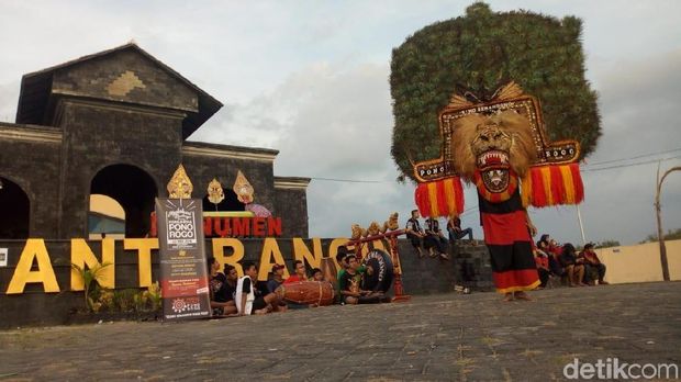 Guyubnya Berbuka dengan Liwetan Massal di Ponorogo