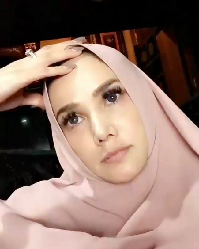 Tampil natural, Mulan Jameela terlihat memakai hijab instan yang praktis. Dalam sebuah wawancara Mulan mengakui keputusannya berhijab ini memengaruhi profesinya. Tawaran menyanyi diakuinya berkurang. Foto: Instagram