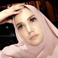 Tampil natural, Mulan Jameela terlihat memakai hijab instan yang praktis. Dalam sebuah wawancara Mulan mengakui keputusannya berhijab ini memengaruhi profesinya. Tawaran menyanyi diakuinya berkurang. Foto: Instagram