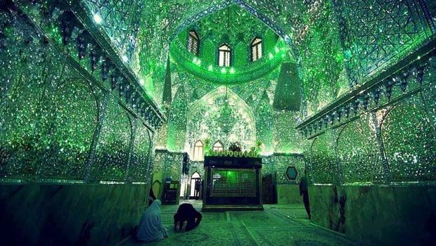 Interior masjid yang penuh kaca dan bercahaya (nae_bunthita/Instagram)