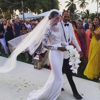 Model Victorias Secret, Arlenis Sosa dipersunting pemain basket Donnie McGrath. Ia memilih gaun transparan dari Reem Acra di hari besarnya. Nampak seksi di bagian atas, namun tetap elegan dengan bagian rok panjang menyapu lantai. Foto: Ist.