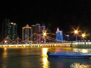 Foto: Pesona Kota di Tengah Gurun Jalur Sutra China Saat Malam