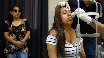 Salah satu pasien pertama yang mendapat perawatan di rumah sakit mata melayang di Peru ini adalah Diana, seorang gadis 17 tahun yang menderita distrofi kornea Reis-Buckler. Sebuah kondisi genetik langka yang menyebabkan lapisan kritis mata hancur. Leon Neal/Getty Images.