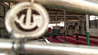 Walaupun musala ini berukuran kecil, tetapi tidak menyurutkan semangat warga untuk beribadah di Bulan Suci Ramadan.