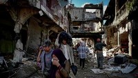 Pada siang hari banyak warga kembali ke rumah mereka utuk mengumpulkan barang-barang berharga yang tertinggal selama mereka dievakuasi saat terjadi pertempuran setahun lalu. Jes Aznar/Getty Images.
