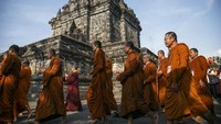 Sejumlah biksu terlihat membawa obor Api Dharma di Candi Mendut, Magelang, Jawa Tengah. Antara Foto/Hendra Nurdiyansyah.