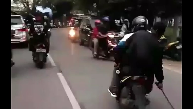 Beredar Video Geng Motor Dibubarkan Pakai Senpi, Ini Faktanya Beredar Video Geng Motor Dibubarkan Pakai Senpi, Ini Faktanya