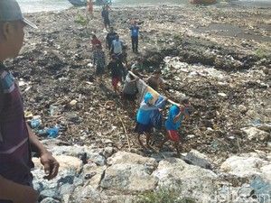 Perahu Terbalik Dihempas Ombak, Satu Nelayan di Jember Tewas