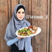Mempromosikan sebuah toko kurma, Mulan tampil cantik dengan gaya hijab syari yang menutup dada. Foto: Instagram