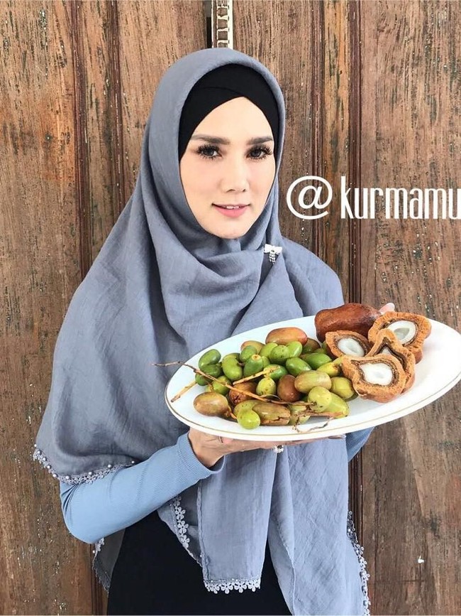 Mempromosikan sebuah toko kurma, Mulan tampil cantik dengan gaya hijab syari yang menutup dada. Foto: Instagram