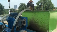 Mesin Andrich yang berwarna hijau itu menghasilkan air yang bening. Namun, Romen tidak bisa menjelaskan secara detail proses kerja mesin tersebut.