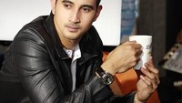 Secangkir kopi hangat melengkapi pose keren dari Ali. Duh, gantengnya! Foto: Instagram @alisyakieb