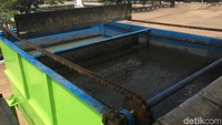 Tinja itupun disedot untuk diolah menjadi air bersih dengan alat Andrich Tech System.