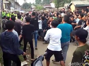 Demo Buruh Berujung Ricuh, 4 Polisi Terluka Kena Lemparan Batu