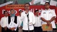 Menteri Ketenagakerjaan Hanif Dhakiri membuka posko pengaduan tunjangan hari raya Idul Fitri 2018 di Pusat Pelayanan Terpadu Satu Atap (PTSA), gedung B kantor Kementerian Ketenagakerjaan (Kemnaker), Jakarta, Senin (28/5/2018).