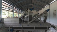 Dengan menggunakan selang, dia masukan tinja dalam proses pertama pada alat SAP (Sludge Acceptance Plant).