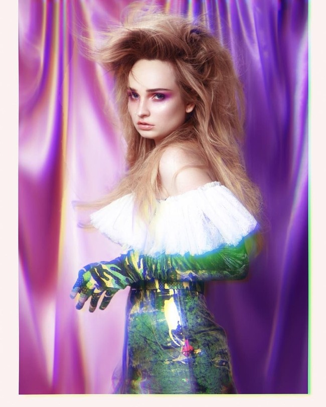 Penyanyi asal Jerman itu pun berani tampil dengan makeup eksesntrik. Eyeshadow biru hingga ungu pernah ia terapkan.  Foto: dok. Instagram