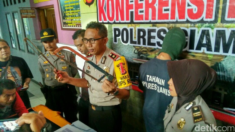 Nelayan Curi Besi Kapal Viking yang Ditenggelamkan Menteri Susi Nelayan Curi Besi Kapal Viking yang Ditenggelamkan Menteri Susi