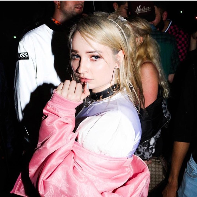 Dia adalah Kim Petras, penyanyi yang baru naik daun itu punya identitas yang tak disangka-sangka. Selalu tampil dengan rambut panjang dan makeup warna-warni, Kim ternyata penyanyi pop transgender pertama. Foto: dok. Instagram