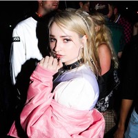 Dia adalah Kim Petras, penyanyi yang baru naik daun itu punya identitas yang tak disangka-sangka. Selalu tampil dengan rambut panjang dan makeup warna-warni, Kim ternyata penyanyi pop transgender pertama. Foto: dok. Instagram