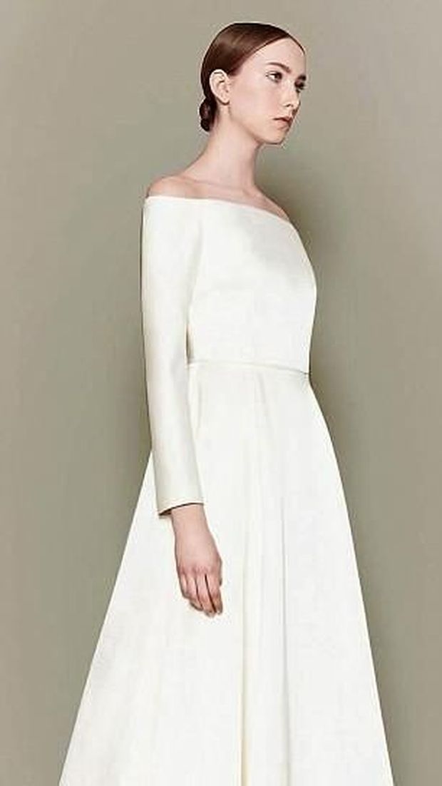 Gaun Emilia Wickstead yang disebut mirip dengan gaun pengantin Meghan Markle.