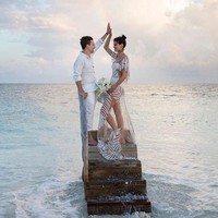 Isabeli Fontana mengenakan tren naked dress untuk pesta indah di pinggir pantai Maldives. Model cantik itu tampil menawan berbalut gaun sheer dari desainer Brazil, Aqua de Coco, dan bikini putih di baliknya. Foto: Instagram.