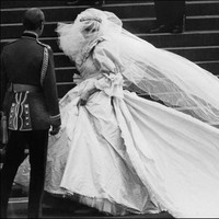 Gaun pengantin Putri Diana dirancang oleh pasangan suami istri, David dan Elizabeth Emanuel yang dibuat dari silk ivory, tafetta dan lace antik milik Ratu Mary. Gaun ini begitu terkenal karena memiliki train yang sangat panjang, begitu juga bagian veilnya. Foto: Dok. STR / AFP, Instagram