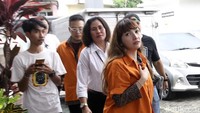 Ia tampil dengan busana batik senada dengan WHm kurir sabu yang ditangkap bersamanya.
