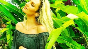 Penampilan Candice Swanepoel di Parade Lingerie 4 Bulan Setelah Melahirkan