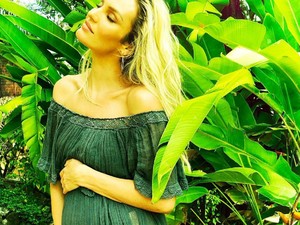 Penampilan Candice Swanepoel di Parade Lingerie 4 Bulan Setelah Melahirkan