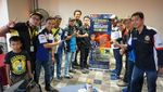 Ramai-ramai Dukung Aksi Pebalap Galang di Inggris