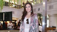 Wulan Guritno tampak menganakan baju berwarna putih dengan cardigan bermotif. Foto: Ismail/detikHOT