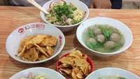 Kali ini Aryo sarapan di Bakmi Camatan, Mangga Besar. Ia memakan bakmi dengan semangkuk bakso halus, dan pangsit goreng.Foto: Instagram aryodjojo
