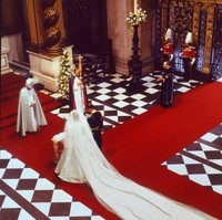 Putri Diana memakai gaun pengantin yang kini disebut sebagai gaun paling ikonik dan fenomenal. Gaun sang putri memiliki ekor sepanjang 25 kaki, termasuk yang terpanjang dalam sejarah pernikahan kerajaan. Foto: Dok. STR / AFP, Instagram