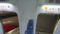 Dua jendela darurat di sisi kanan pesawat Lion Air dibuka oleh penumpang yang panik. (Foto: dok. Istimewa)