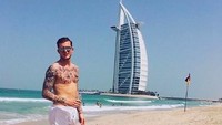 Nampaknya, Karius gemar berwisata ke pantai. Ia sering mengunggah dirinya jalan-jalan di laut atau pantai, termasuk ke Dubai (lorisk21/Instagram)