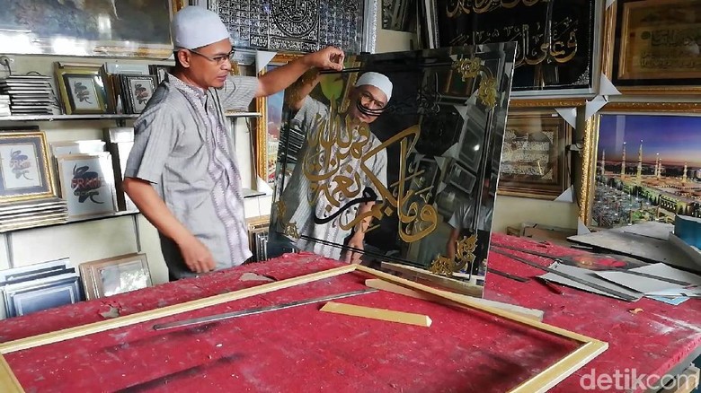 Pesanan Naik 30 Persen, Pengrajin Kaligrafi Sumringah di Bulan Suci Pesanan Naik 30 Persen, Pengrajin Kaligrafi Sumringah di Bulan Suci
