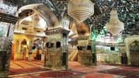 Pada abad ke-14, akhirnya makam ini diberi nama Shah Cheragh yang berarti Raja Cahaya. Hal ini dikarenakan interior masjid yang penuh dengan kaca dan bercahaya. (nae_bunthita/Instagram)