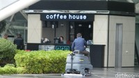 Foto:  Fasilitas cafe untuk para traveler di Bandara Internasional Heydar Aliyev (Hany/detikTravel)
