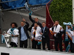 Selama dalam perjalanan para pemain Real Madrid bersorak dan beberapa memutar-mutar syal ke udara. (Foto: Sergio Perez/Reuters)