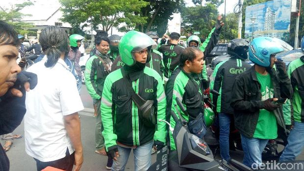 Protes Insentif Murah, Driver Ojol Aksi Pawai Keliling Makassar