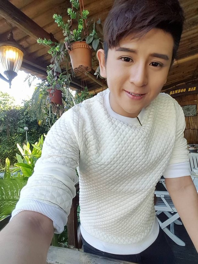 Melakukan serangkaian operasi plastik, Steve Yong tentu merasakan sakit pasca melakukan prosedur-prosedur tersebut. Apa operasi plastik sakit? Ya! Dunia sangat realistis. Orang-orang menilaimu dari penampilan dan kepercayaan diriku benar-benar mengempis, kata Steve. Foto: Facebook Steven Yong