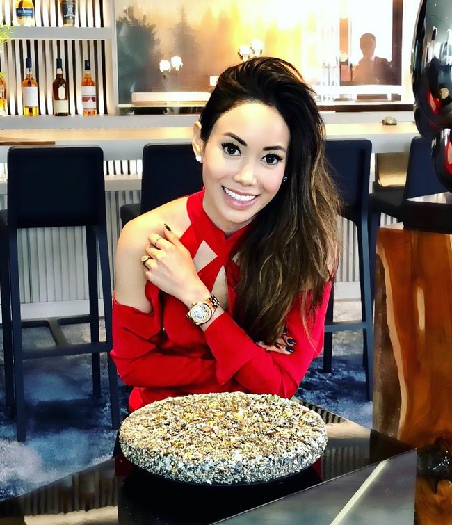 Yen Kuok rupanya berbeda dengan anak orang kaya di Asia yang gemar pamer kemewahan. Meskipun terlahir dengan sendok perak di mulutnya, Yen mengaku tidak dimanjakan kedua orangtuanya, terutama ayahnya, Robert Kuok. Foto: dok. Instagram