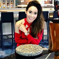 Yen Kuok rupanya berbeda dengan anak orang kaya di Asia yang gemar pamer kemewahan. Meskipun terlahir dengan sendok perak di mulutnya, Yen mengaku tidak dimanjakan kedua orangtuanya, terutama ayahnya, Robert Kuok. Foto: dok. Instagram