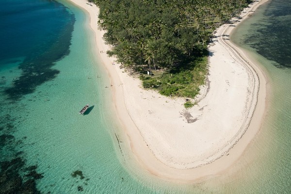 Letaknya berada di selatan Samudera Pasifik, tepatnya sebelah timur Vanuatu. Dulunya, Fiji merupakan negara jajahan Inggris selama 96 tahun (Fiji Tourism) Letaknya berada di selatan Samudera Pasifik, tepatnya sebelah timur Vanuatu. Dulunya, Fiji merupakan negara jajahan Inggris selama 96 tahun (Fiji Tourism)