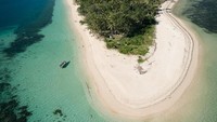 Letaknya berada di selatan Samudera Pasifik, tepatnya sebelah timur Vanuatu. Dulunya, Fiji merupakan negara jajahan Inggris selama 96 tahun (Fiji Tourism)