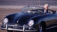 Awalnya Adam sangat bahagia bisa memperlihatkan sekaligus menunggangi mobil klasik Porsche kelahiran 1958 yakni 356 Speedster. Foto: Pool (Youtube)