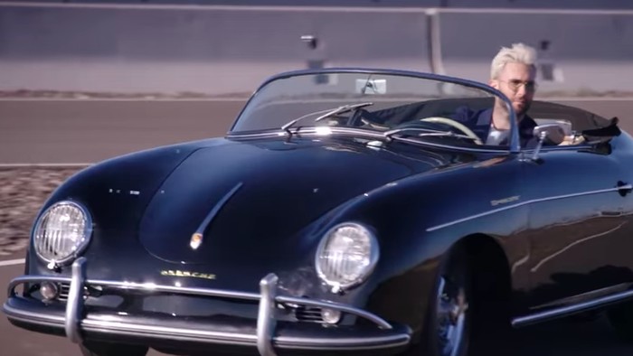 Adam Levine uji mobil listrik Porsce Mission